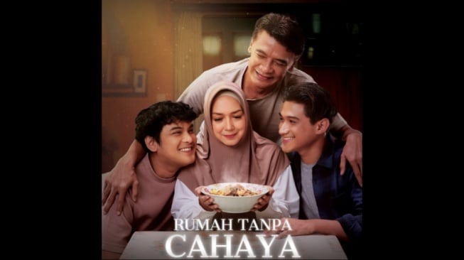 Lentera yang Tak Pernah Padam: Menemukan Jejak Kasih Ibu di Balik Sunyinya 'Rumah Tanpa Cahaya'